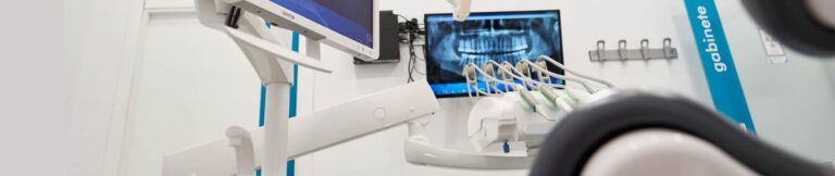 Equipo dental e instrumental en una clínica DentalCompany