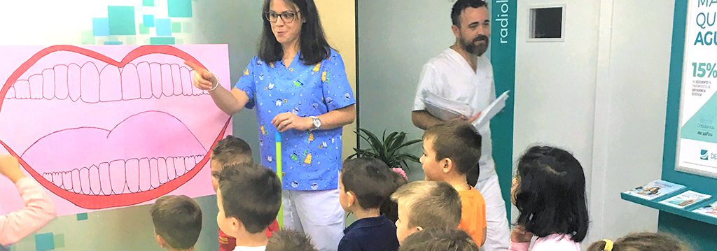 Nuestra odontopediatra juega con niños en Cuevas del Almanzora