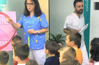 Nuestra odontopediatra juega con niños en Cuevas del Almanzora