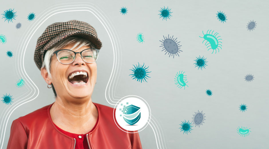 Mujer mayor sonriendo con protección del sistema inmune