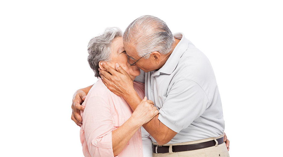 Mayores dándose un beso mejoran su salud bucodental