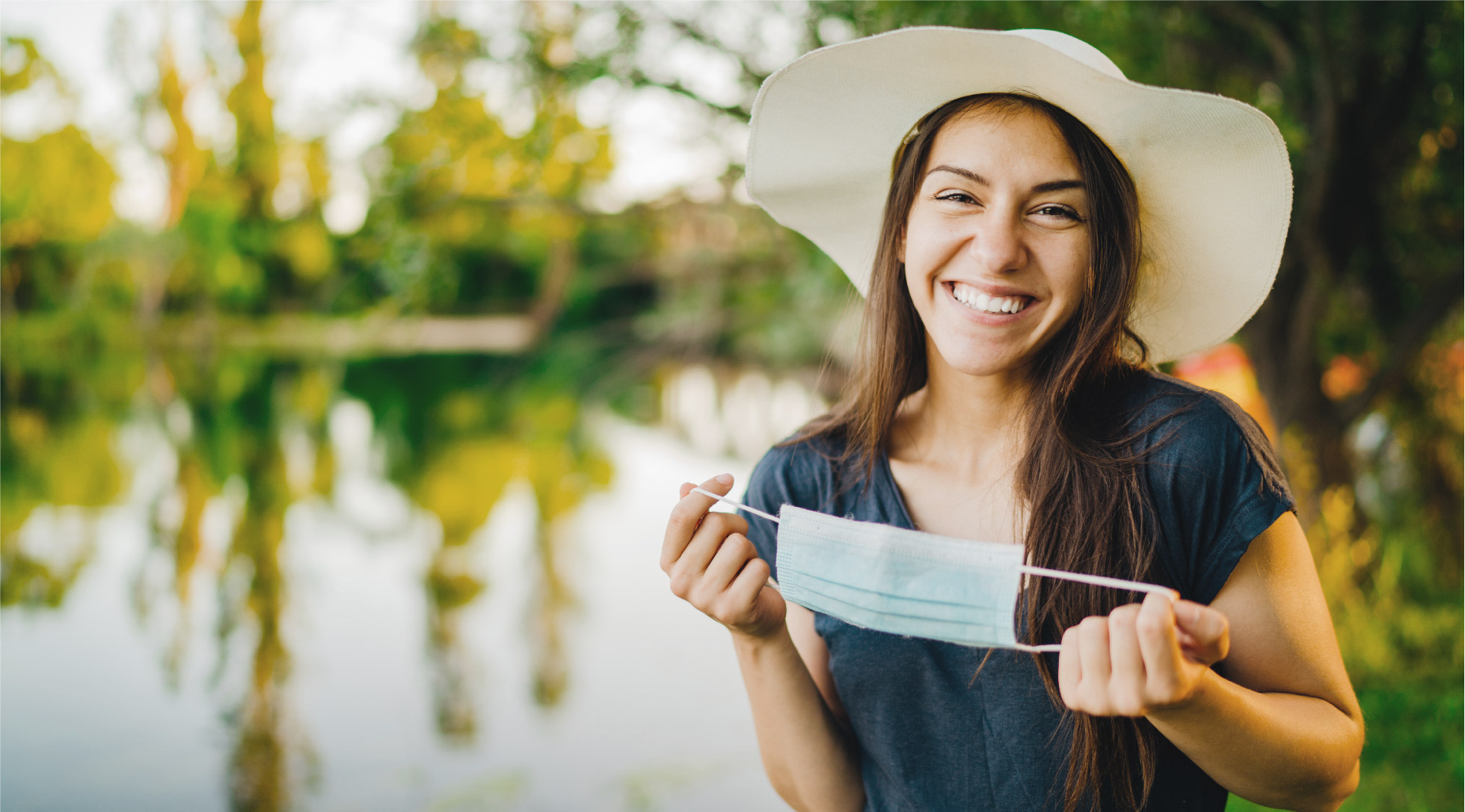 Mujeres quitandose la mascarilla sonriendo salud bucodental en la vida cotidiana