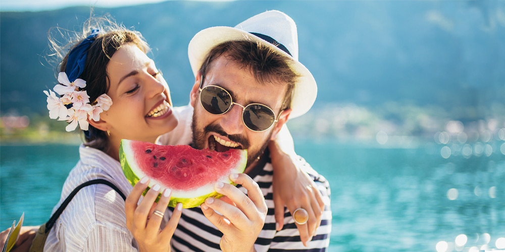 Persona disfrutando de sandía en verano beneficios para la salud bucodental