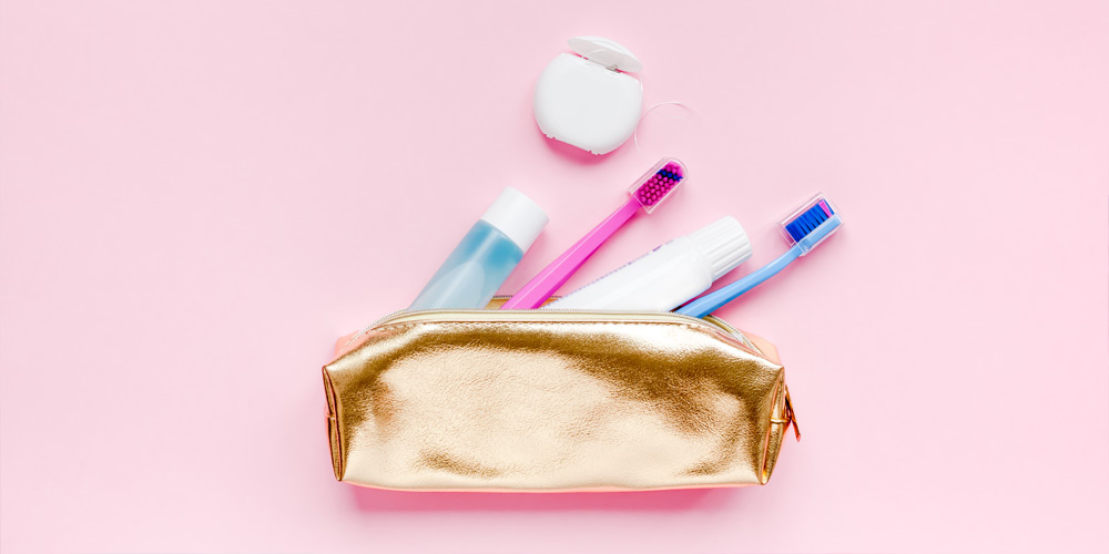 Kit de viaje con productos de higiene bucodental cepillo pasta y accesorios dentales