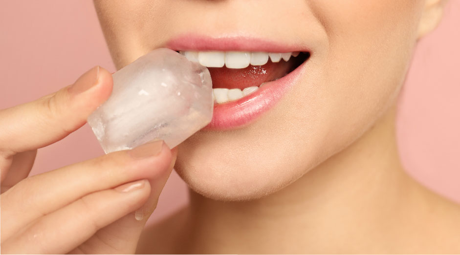 Persona chupando hielo como cuidado durante el tratamiento oncológico para aliviar la mucositis