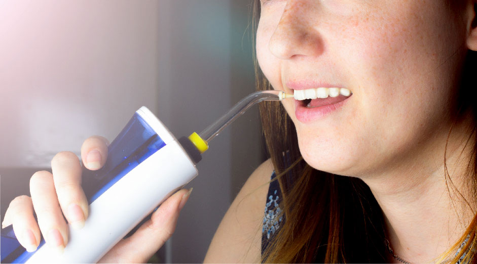 Irrigador dental para el mantenimiento e higiene de implantes dentales