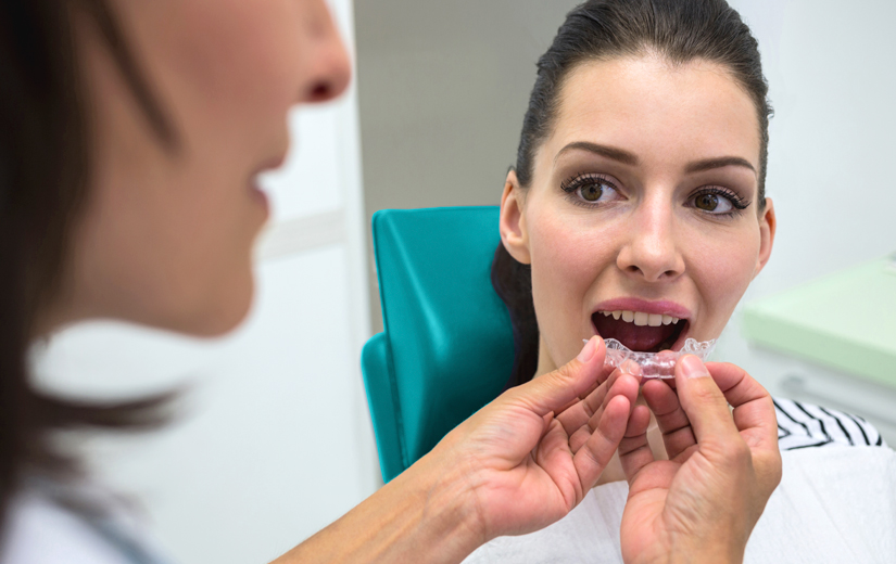 Dentista acompañando a un paciente durante su tratamiento de ortodoncia invisible
