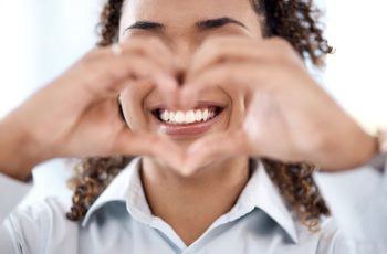 chica celebrando el dia sin caries