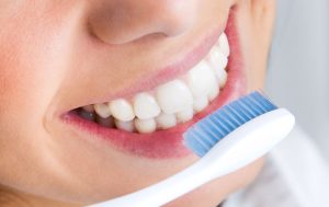 cepillando dientes el dia sin caries