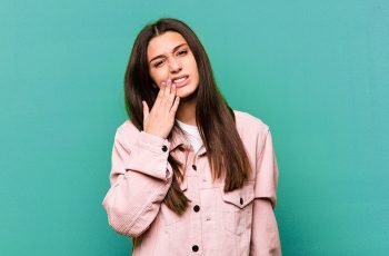 chica con hipoplasia en el esmalte