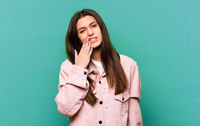 chica con hipoplasia en el esmalte