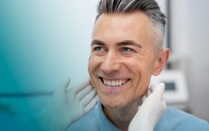 Hombre con coronas de circonio