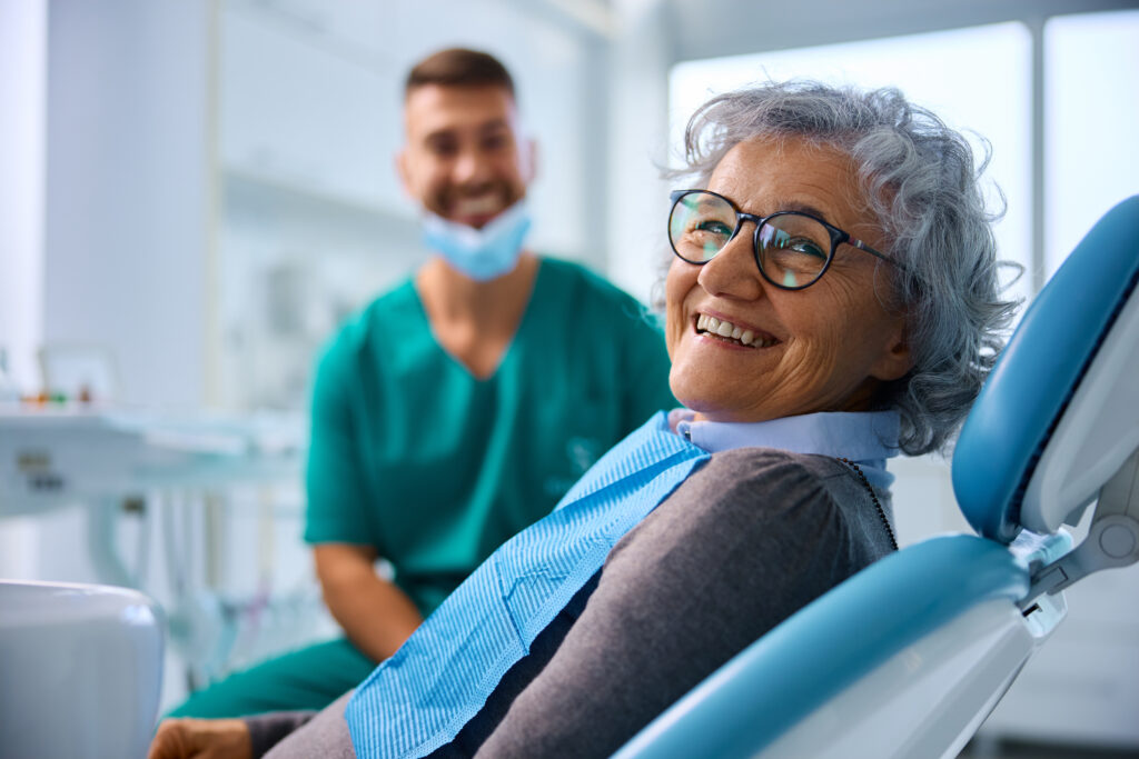 Dentista atendiendo a paciente mayor en clínica DentalCompany