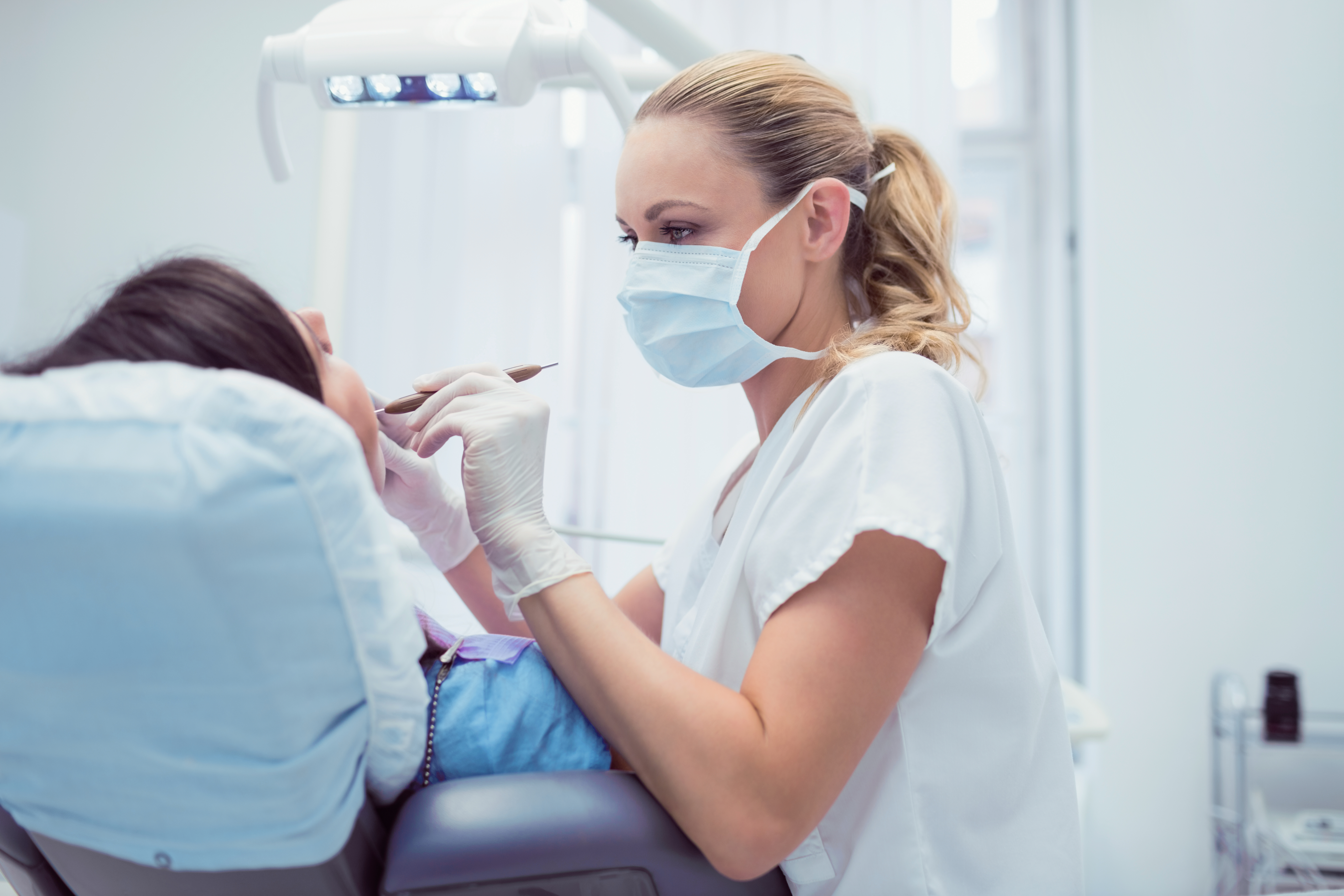 Dentista atendiendo a paciente