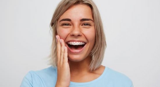 Mujer joven sonriendo con brackets