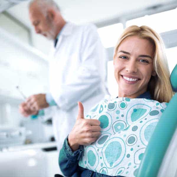 Dentista realizando una revisión dental anual gratuita a un paciente en DentalCompany