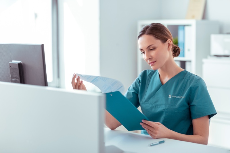 Dentista revisando tablet en clínica dental