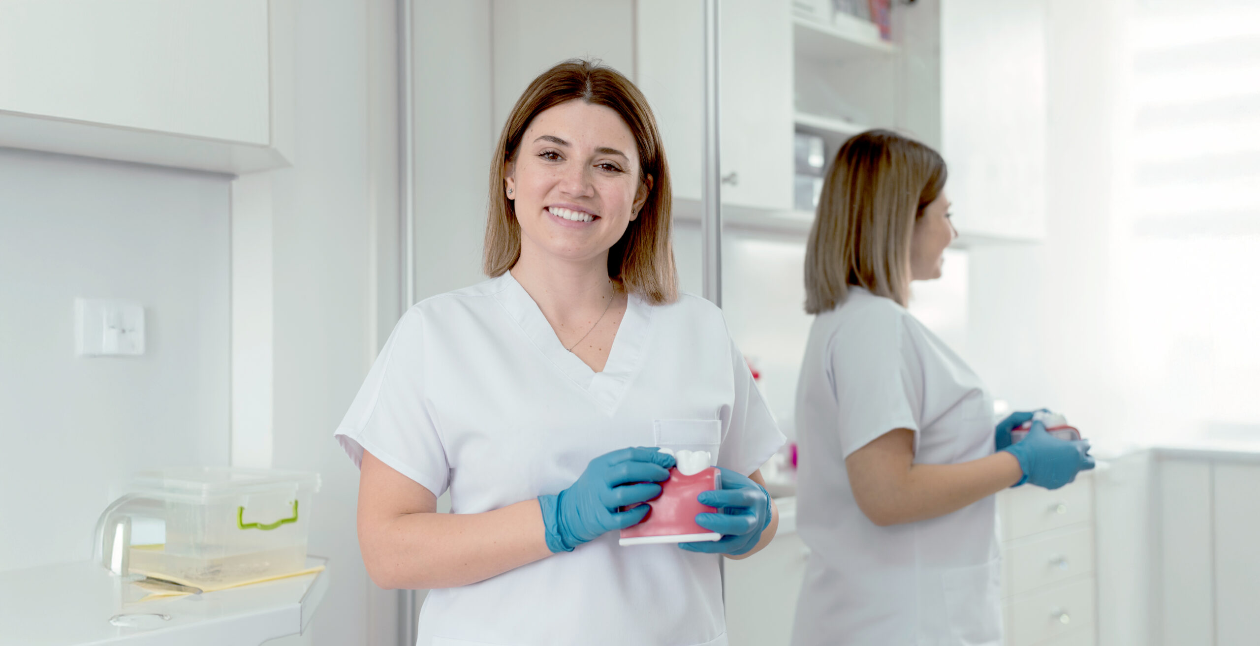 Higienista dental trabajando con un paciente en la clínica DentalCompany