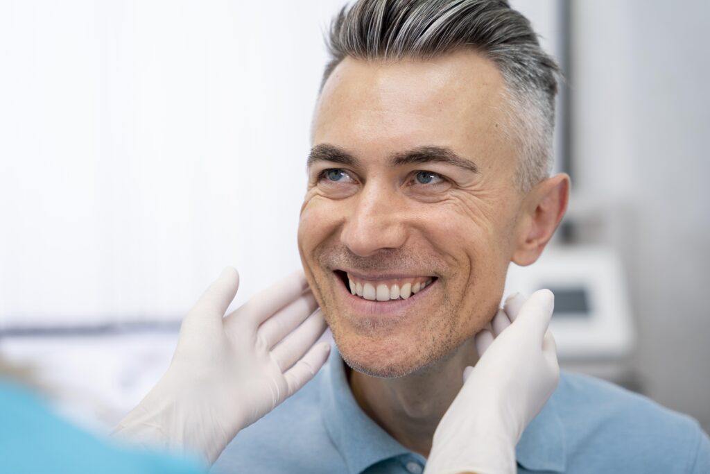 Dentista realizando una revisión bucodental exhaustiva a un paciente en la consulta