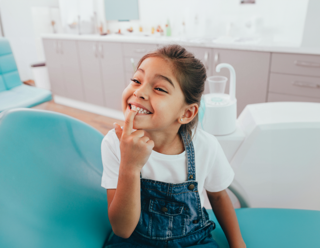 Niña sonriendo en la clínica dental DentalCompany durante una visita de odontopediatría