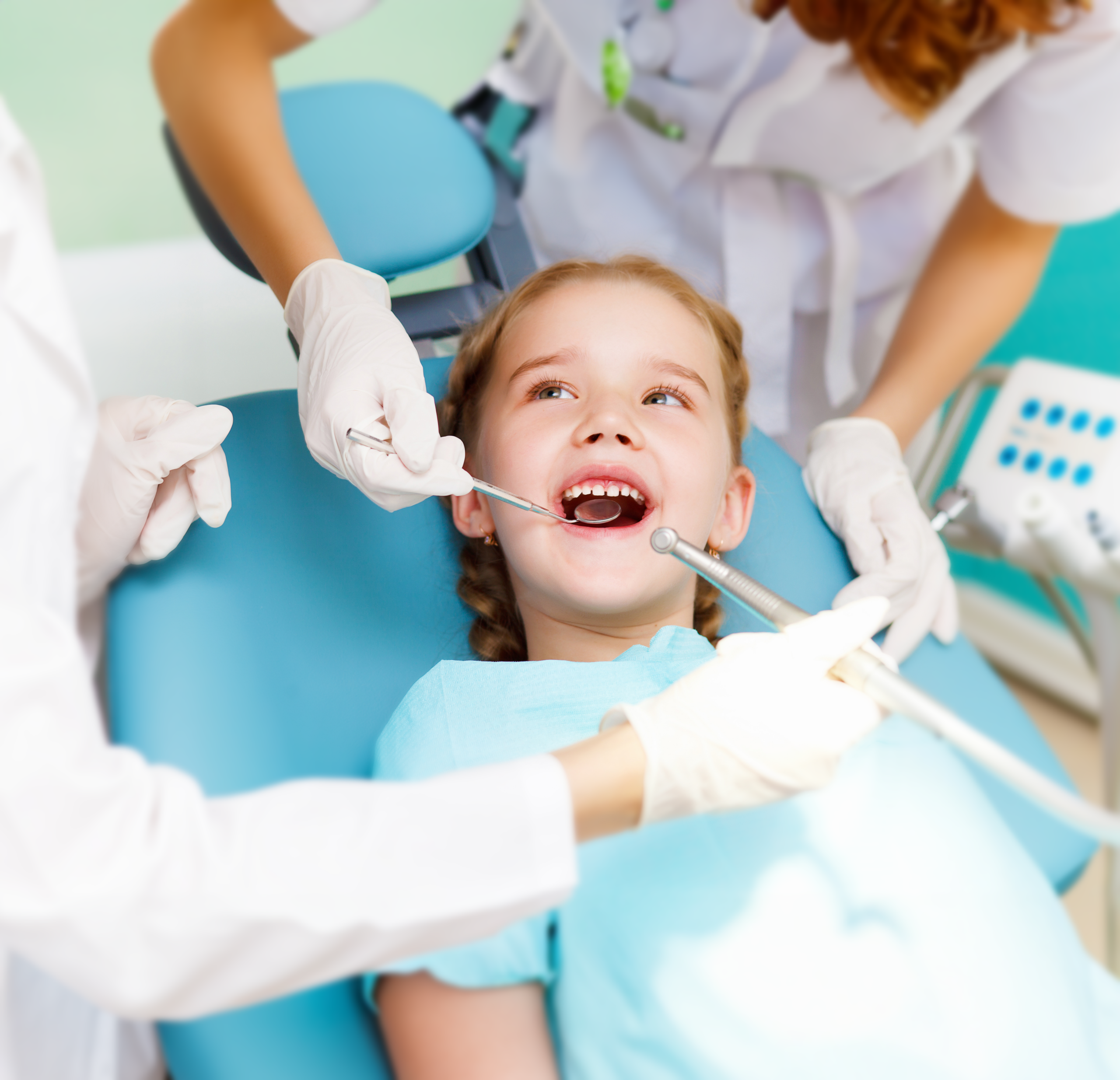 Niña siendo atendida por dentistas en una clínica de odontopediatría de DentalCompany