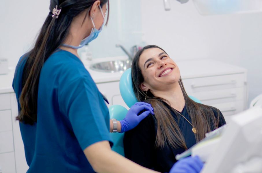 Dentista atendiendo a paciente en clínica DentalCompany