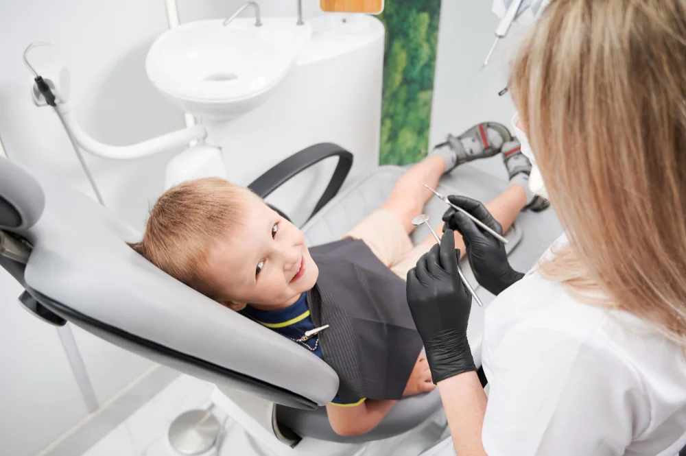 nino sonriendo en su primera visita dental al dentista