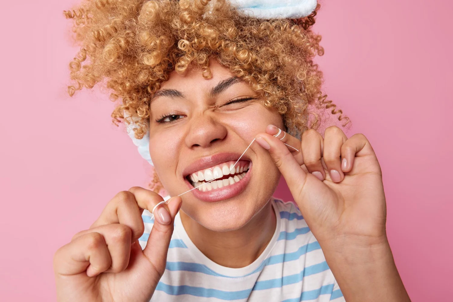 Cómo usar el hilo dental correctamente